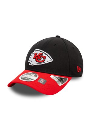 Cappello nero con visiera rossa, con logo bianco e rosso dei Kansas City Chiefs. Include etichette per dettagli su taglia e materiale.
