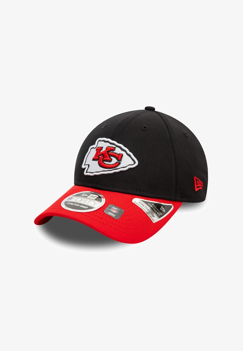 Schwarze Kappe mit rotem Schirm, ausgestattet mit einem weißen und roten Logo der Kansas City Chiefs. Enthält Etiketten mit Größen- und Materialangaben.