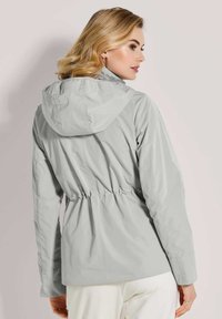 Hellgraue, kapuzenjacke mit elastischem Bund, glatter Textur und langen Ärmeln. Minimalistisches Design, geeignet für legere Outfits.