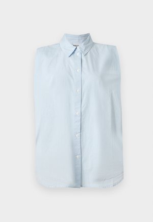 Ανοιχτό μπλε αμάνικο πουκάμισο με λεπτές κατακόρυφες λευκές ρίγες και μυτερό γιακά, σε απλό φόντο.