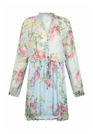 Robe fleurie en mousseline bleu clair, ornée de fleurs roses et jaunes vives, manches longues, devant boutonné, et taille à cordon.