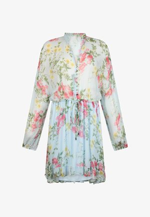 Robe fleurie en mousseline bleu clair, ornée de fleurs roses et jaunes vives, manches longues, devant boutonné, et taille à cordon.