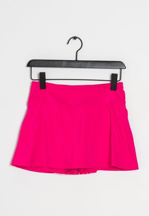 Skort activo rosa con una tela texturizada, que presenta una cintura ancha y un diseño con pliegues. Equipado con pantalones cortos incorporados por debajo.