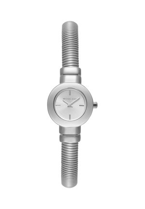 Montre-bracelet argentée Michael Kors avec cadran rond, index horaires minimalistes et un bracelet métallique flexible et côtelé.