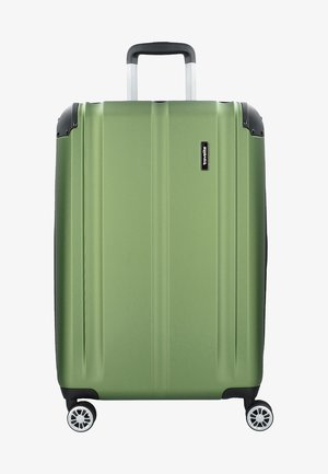 Hartschalenkoffer in mattem Olivgrün mit vertikalen Rillen, schwarzen Akzenten, einem teleskopierbaren Griff und vier Drehrollen.