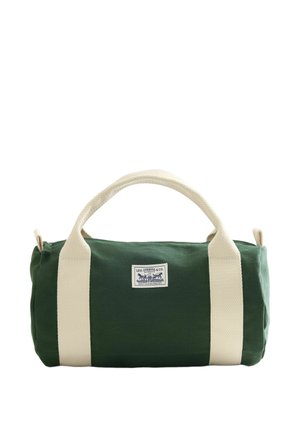 Grüne zylindrische Canvas-Tasche mit zwei dicken beigen Griffen und einem kleinen Levi Strauss & Co. Logo-Aufnäher vorne in der Mitte.