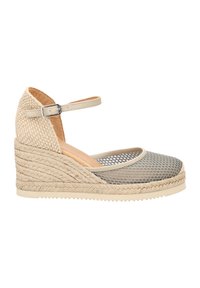 Alpargatas de cuña de malla gris con suela de yute trenzado, tira en el tobillo beige y forro suave en tono marrón. El diseño de punta abierta cuenta con detalles texturizados.
