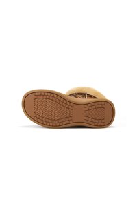 Semelle en caoutchouc marron avec un motif chevron texturé. Doublure en fourrure douce couleur beige visible en haut. Forme globale arrondie adaptée à un usage quotidien.