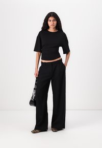 Gina Tricot SOFT TOUCH RUCHED TEE - Jednoduché tričko - black