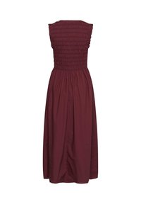Robe midi bordeaux sans manches avec corsage ajusté froncé et jupe froncée, vue de dos sur fond blanc.