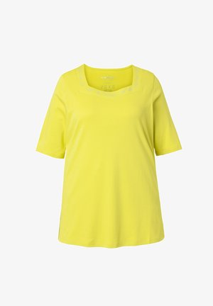 Gul bluse med korte ærmer og firkantet halsudskæring med diskret dekorativ syning langs kraven.