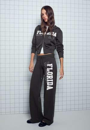 Bershka, STRAIGHT-LEG SWEATPANTS WITH LETTERING - Pantalon de survêtement - dark grey