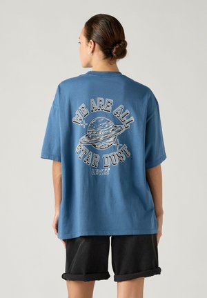 Levi's®, LSE_GRPH SHORT STACK TEE LSE_STARDUST FR - T-shirt print - lse stardust front logo back print vw egret - blue