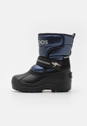 Schwarze und marineblaue isolierte Winterstiefel mit Gummisohle, verstellbarem Klettverschluss und wasserfestem Obermaterial mit einem eleganten, glänzenden Finish.