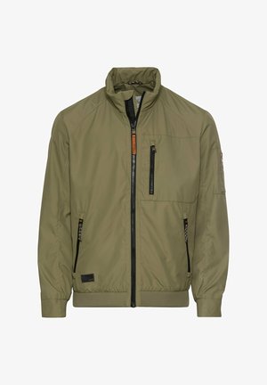 Oliwkowa kurtka bomberka wykonana z gładkiego, lekkiego materiału, posiadająca wiele kieszeni zapinanych na zamek oraz stójkę. Regulowane mankiety.