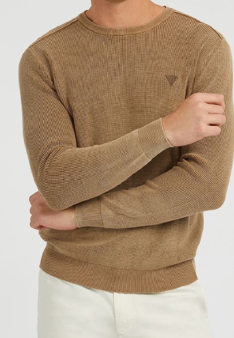 Brązowy dziergany sweter z teksturowanym wzorem, ściągaczami na mankietach i dole oraz niewielkim logo na piersi.