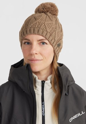 Beanie marrone a maglia con un motivo geometrico testurizzato, sormontata da un pompon soffice. Accentatura del logo metallico sul lato.