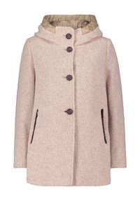Beige strukturierter Mantel mit einer weichen, flauschigen Außenseite, einer kontrastierenden glänzenden hellbraunen Kapuze und dunklen Knöpfen. Mit seitlichen Taschen.
