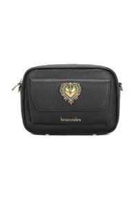 Borsa a tracolla nera in pelle con superficie texturizzata, dotata di una tasca frontale e un accento a forma di cuore dorato. Chiusura con zip, logo del marchio visibile.