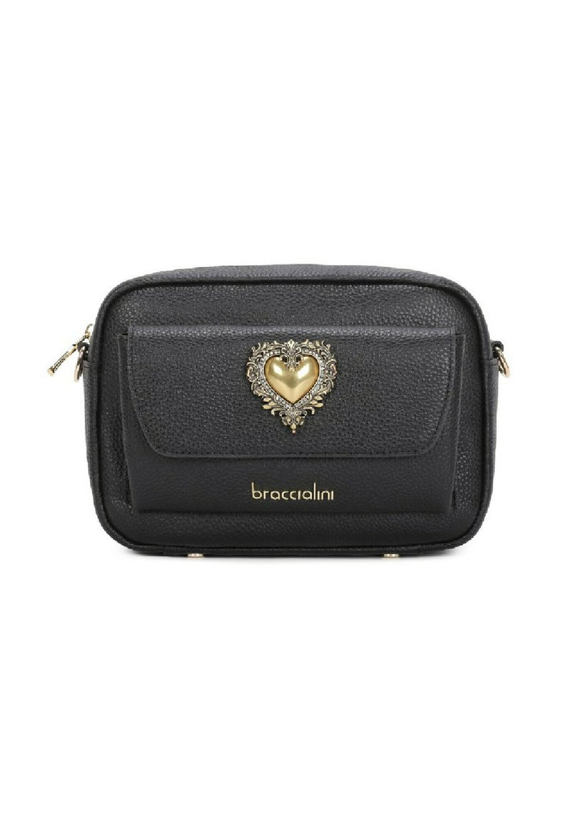 Borsa a tracolla nera in pelle con superficie texturizzata, dotata di una tasca frontale e un accento a forma di cuore dorato. Chiusura con zip, logo del marchio visibile.
