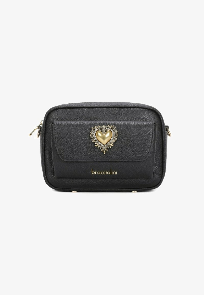 Borsa a tracolla nera in pelle con superficie texturizzata, dotata di una tasca frontale e un accento a forma di cuore dorato. Chiusura con zip, logo del marchio visibile.