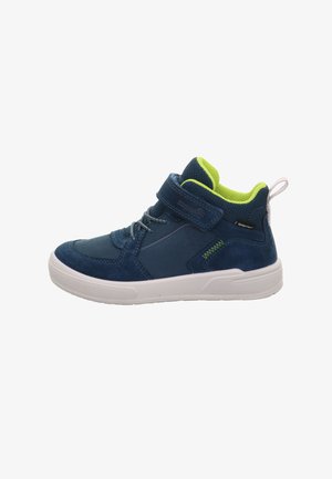Blauwe hoge sneaker met witte zool, klittenbandsluiting, elastische veters, neon groene voering en trekkoord aan de hiel.