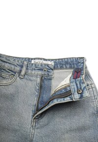 Jeans aus Denim in einer hellblauen Wäsche, ausgestattet mit einem Reißverschluss, Knopfverschluss oben und kontrastierenden Details an der Innenseite des Bundes.