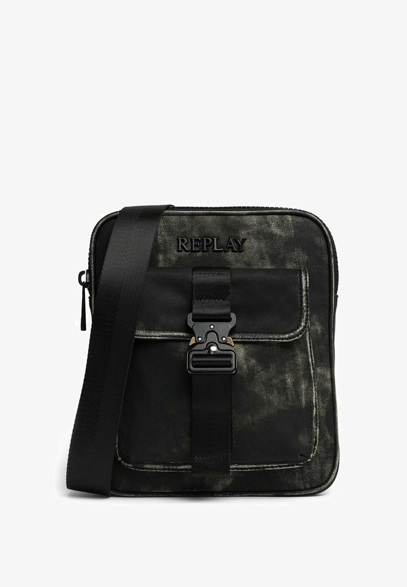 Sacoche noire en tissu texturé, avec bandoulière ajustable, fermeture à boucle et marquage embossé "REPLAY" sur le devant.