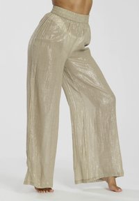 Beige, wijde broek met een glanzende, gemêleerde afwerking en verticale plooien. Elastische tailleband en een losse pasvorm voor comfort.