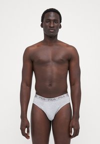 Chiloți gri din bumbac cu un logo Fila pe banda elastică. Designul are o croială clasică și o textură netedă.