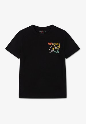 Sort kortærmet t-shirt med farverig "World Tour" tekst, stjerner og en springende figur-logo på venstre bryst.
