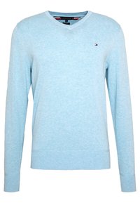 Helles blaues V-Ausschnitt-Pullover aus weichem Strickmaterial. Mit langen Ärmeln, gerippten Bündchen und Saum sowie einem kleinen Logoakzent auf der Brust.