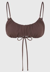 Haut de bikini marron avec de fines bretelles ajustables, un design froncé à l'avant et un accent de nœud noué au centre. Matière douce et extensible.
