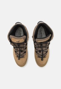 Scarpe da escursionismo in suede marrone con accenti in rete nera, dotate di colletto imbottito, lacci neri e una suola in gomma resistente.