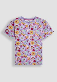 Camiseta de manga corta morada con un estampado colorido de flores, fresas, arcoíris, unicornios y mariposas, con el texto "Buenas Vibras".