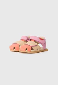 Sandalias infantiles coloridas que presentan cuero en tonos rosa, durazno y beige, con correas ajustables, diseño de punta abierta y suela de goma.