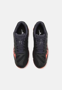 Pantofi sport pentru bărbați cu un design superior sintetic de culoare neagră, panouri din plasă, accente portocalii și detalii gri; proiectați pentru confort și performanță.