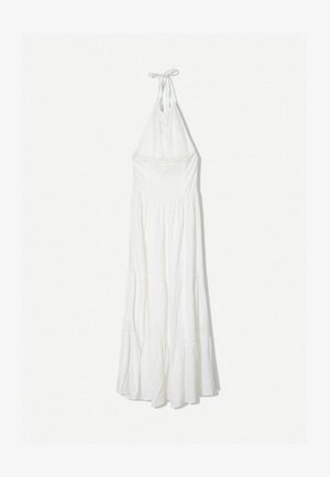 Bijela halterneck maks haljina s nabrano prednjim dijelom, višeslojnim suknjom i laganom tkaninom, pogodna za nošenje u toplom vremenu.