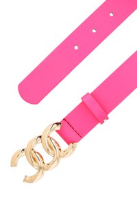 Cinturón de cuero rosa con una textura suave, que presenta una hebilla de lazo entrelazada en dorado como detalle destacado.