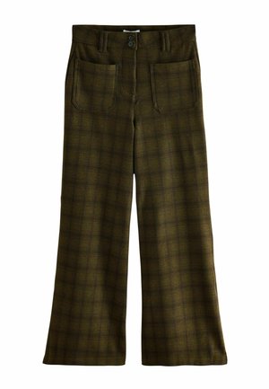 Pantalones marrones de cuadros con pata ancha, cintura alta y dos grandes bolsillos delanteros de parche, cerrados con botones dobles.