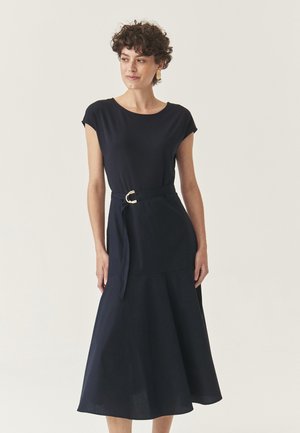 Vestido midi azul marino con mangas cortas, cintura ceñida, falda acampanada y textura de tela suave. Diseño sencillo con un brillo sutil.