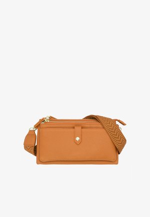 Borsa a tracolla rettangolare in pelle marrone texturizzata con tasca frontale con patta, cerniera dorata e tracolla regolabile decorativa con motivo a chevron.