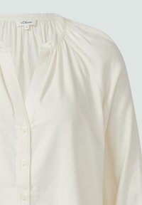 Witte blouse met een knoopsluiting, met een geplooide halslijn en lange mouwen. Gemaakt van zachte stof, met een relaxte pasvorm.
