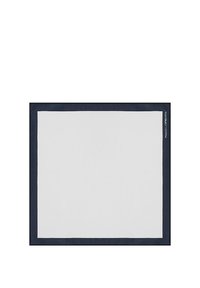 Kwadratowa, biała tkanina z granatowym wykończeniem, o gładkiej fakturze. Zawiera małe logo po prawej stronie.