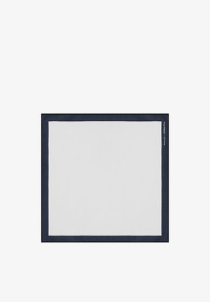 Kwadratowa, biała tkanina z granatowym wykończeniem, o gładkiej fakturze. Zawiera małe logo po prawej stronie.