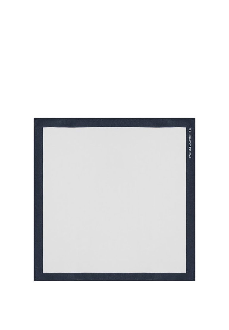 Kwadratowa, biała tkanina z granatowym wykończeniem, o gładkiej fakturze. Zawiera małe logo po prawej stronie.