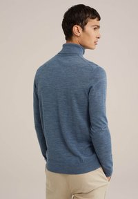 Ljusblå polotröja i stickad kvalitet, med slim fit, ribbad krage och manschetter, slät yta och minimala sömmar.