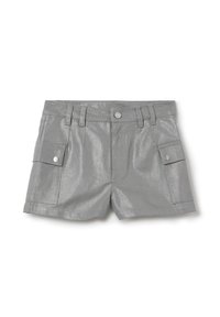 Shorts argentés en tissu scintillant avec une taille plate, deux poches latérales et des boutons décoratifs. Coupe ajustée et longueur courte.