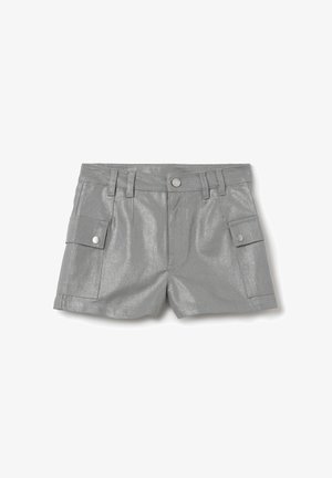 Shorts argentés en tissu scintillant avec une taille plate, deux poches latérales et des boutons décoratifs. Coupe ajustée et longueur courte.