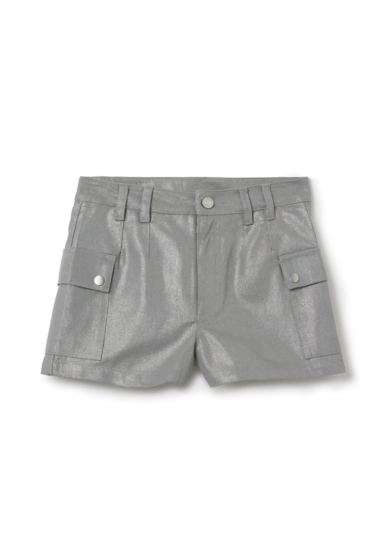 Shorts argentés en tissu scintillant avec une taille plate, deux poches latérales et des boutons décoratifs. Coupe ajustée et longueur courte.